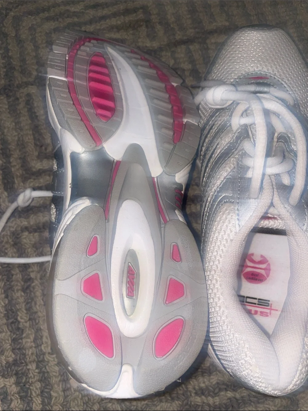 BN Avia Women’s show White and SilverAthletic Sneakers, size 6
